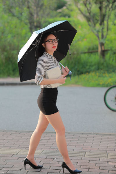 魔镜街拍-制服包臀裙小姐姐 户外篇